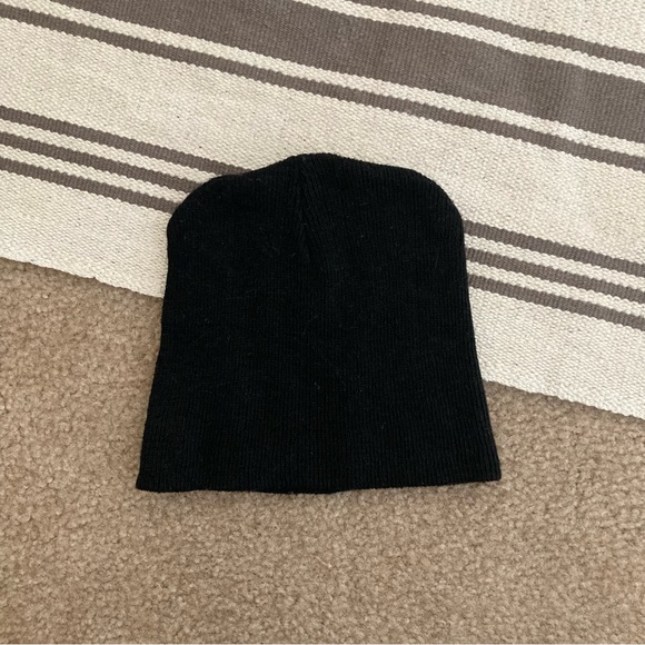 Beanie with wolf embroidery patch - Picture 2 of 3